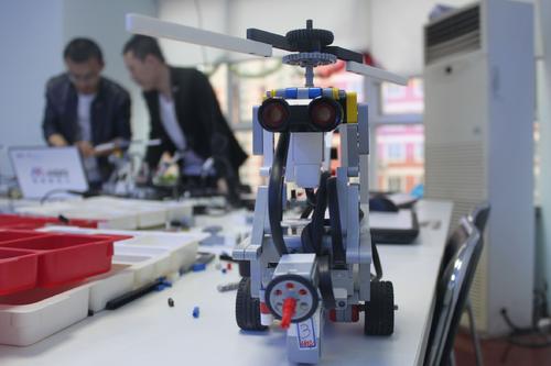 娃力机器人教育 融合通讯设备技术的研究与销售新路径